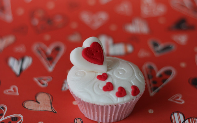 Cupcake heart red tablecloth hearts free wallpaper - medium preview image