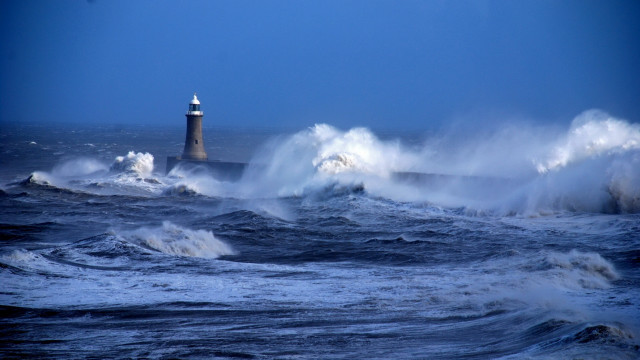 Lighthouse waves ocean clear sky free wallpaper - medium preview image