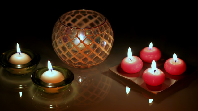 Candles vase candleholder raytraced art free wallpaper - medium preview image
