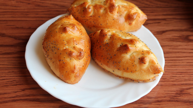 Three bread pieces white plate free wallpaper - medium preview image