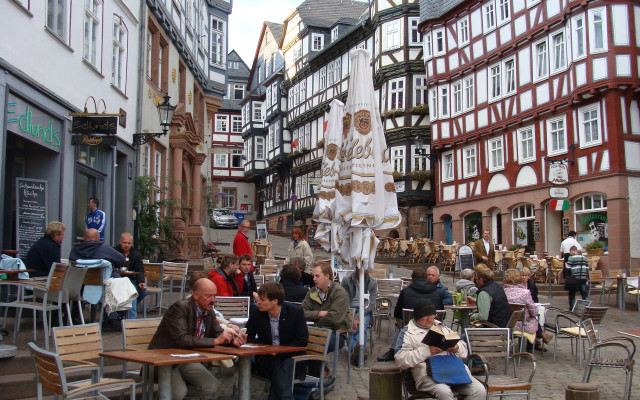 Heidelberg courtyard group flag statue free wallpaper - medium preview image