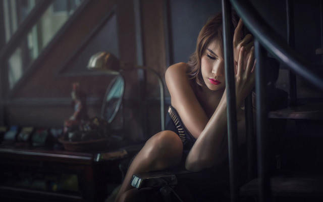 Woman sitting room mirror lamp free wallpaper - medium preview image
