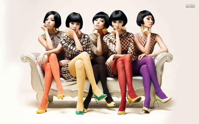 Women sitting couch popart vividcolors free wallpaper - medium preview image