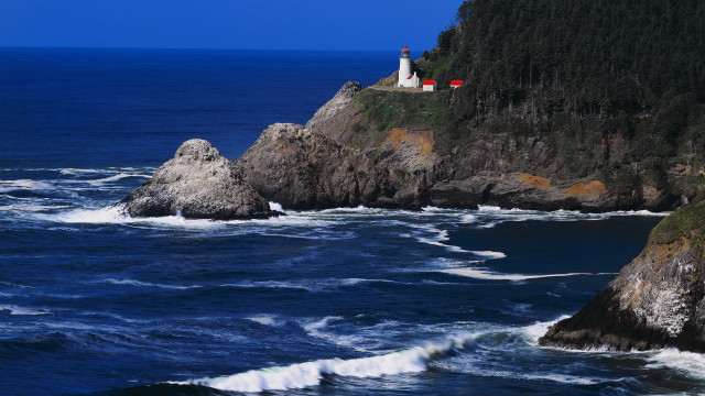 Lighthouse rocky cliff ocean waves free wallpaper - medium preview image