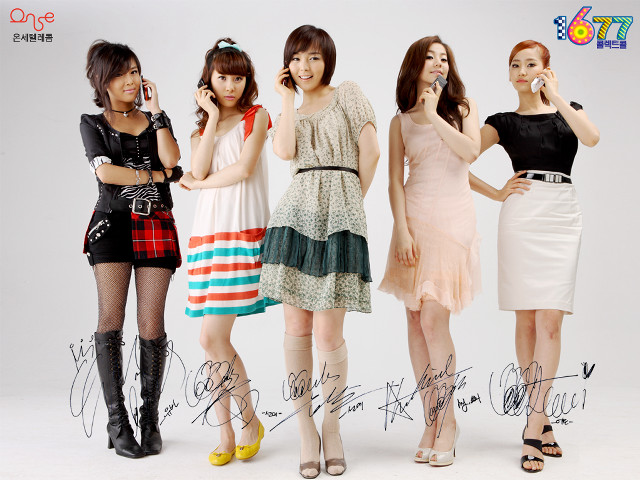 Women group posing cell phones free wallpaper - medium preview image