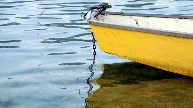 Yellow boat chain beach scenery free wallpaper - medium preview image
