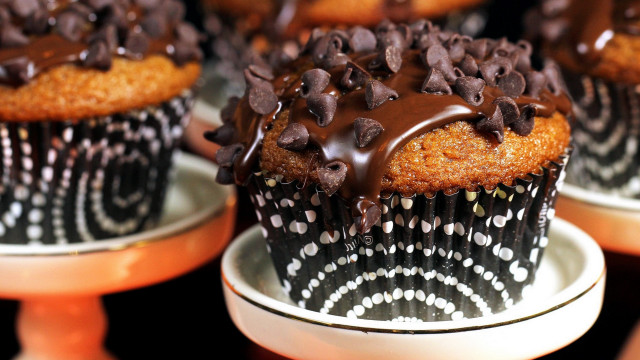 Cupcake chocolate chips drizzle pastel free wallpaper - medium preview image