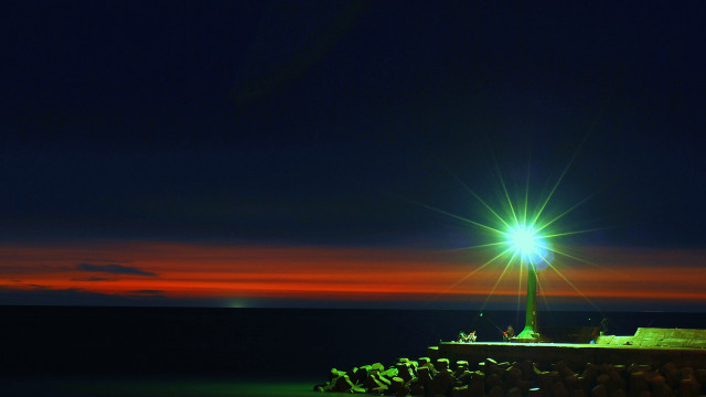 Lighthouse brightlight nighttime redsky anamorphic free wallpaper - medium preview image