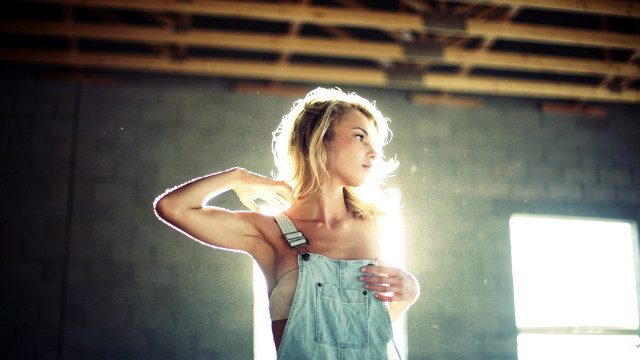 Woman blue dress water backlighting free wallpaper - medium preview image