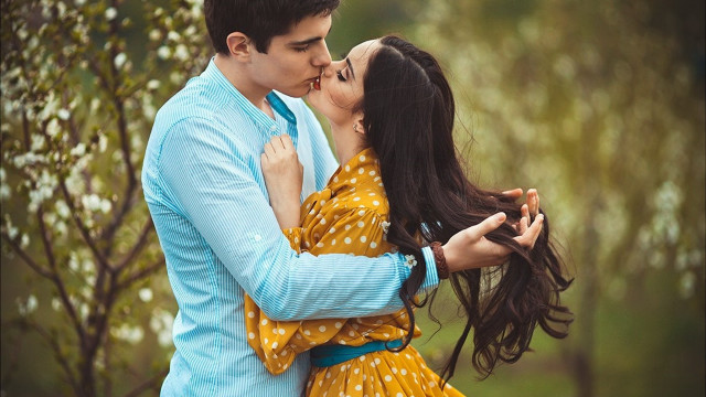 Romantic kiss outdoors christmas polkadot free wallpaper - medium preview image