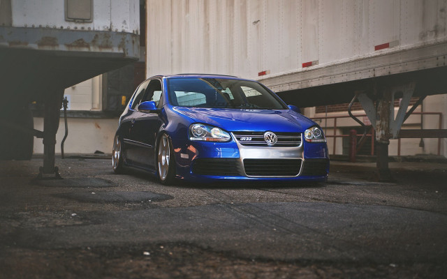 Blue car building container man free wallpaper - medium preview image