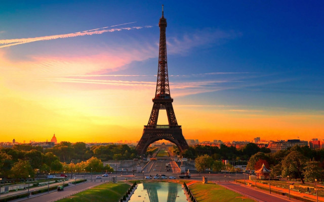 Eiffel tower lit up sunset free wallpaper - medium preview image