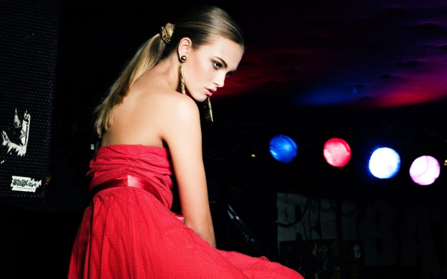 Woman red dress stage moon free wallpaper for desktop - medium preview image