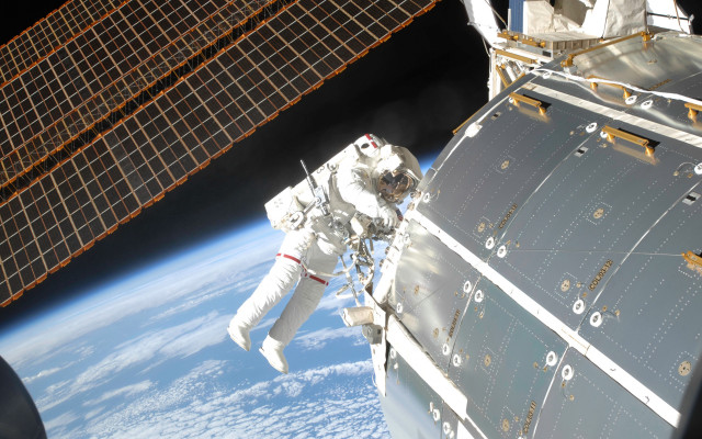 Space man earth space station free wallpaper - medium preview image