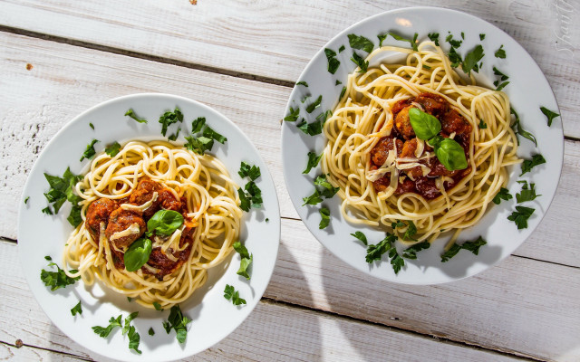 Spaghetti meat parsley wooden table free wallpaper - medium preview image