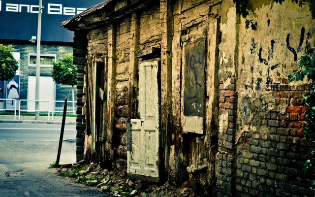 Run down building broken door free wallpaper - medium preview image