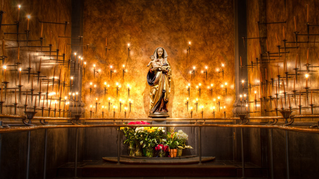 Gothic statue crown flower light free wallpaper - medium preview image