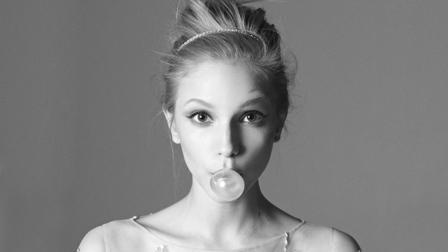 Woman bubble mouth bun black free wallpaper - medium preview image