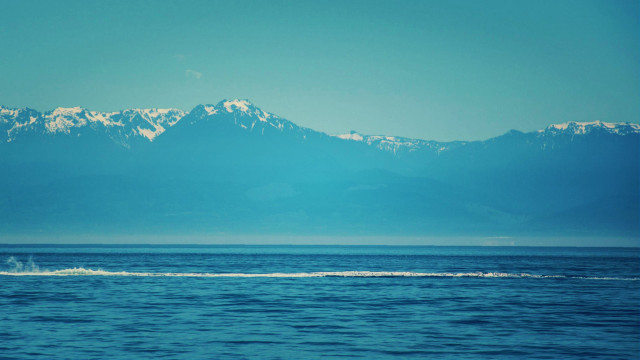 Boat mountains water wakeboard beach free wallpaper - medium preview image