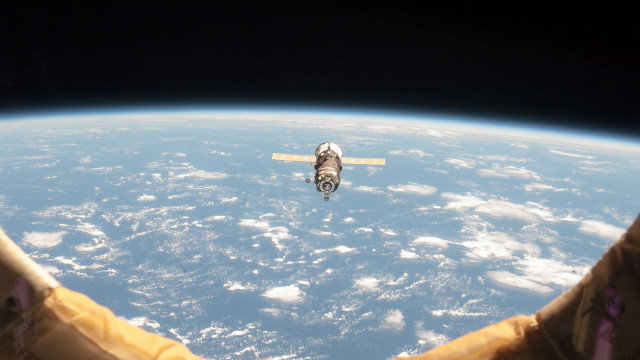 Earth space shuttle view sky free wallpaper - medium preview image