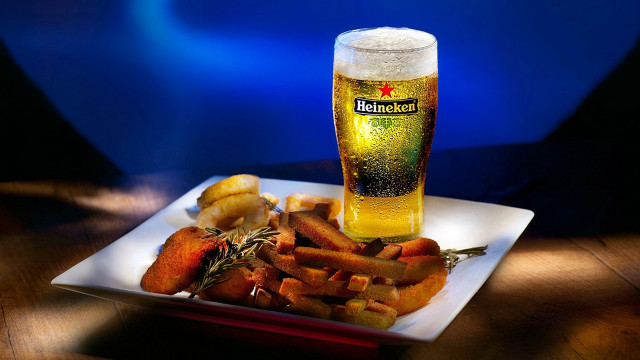 Beer food plate blue background free wallpaper - medium preview image