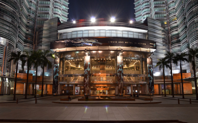 Large building fountain architecture cityscape free wallpaper - medium preview image
