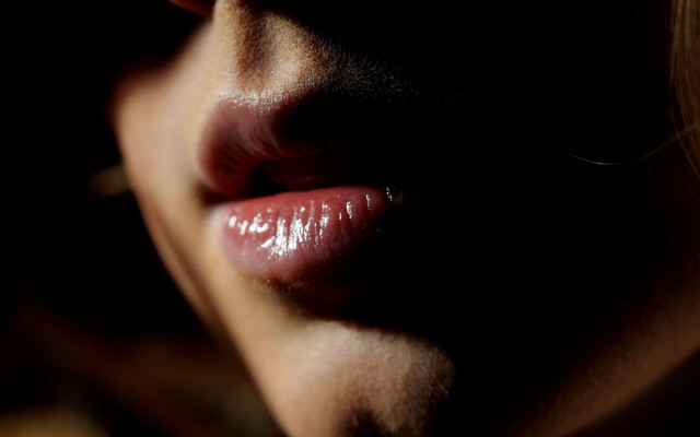 Woman lips flashlight light raytrace free wallpaper - medium preview image