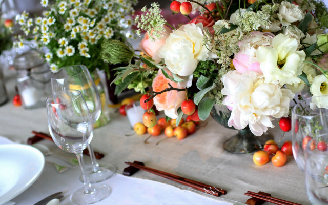 Flower table christmas stilllife blurry free wallpaper - medium preview image