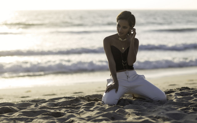 Woman beach cell phone daphne free wallpaper - medium preview image