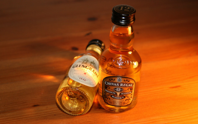 Whisky wine table light tiltshift free wallpaper - medium preview image