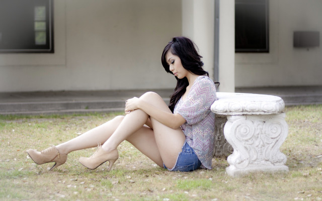 Woman sitting bench building crossed free wallpaper - medium preview image
