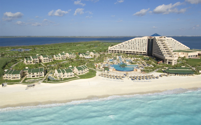 Large hotel pool beach grassy free wallpaper - medium preview image