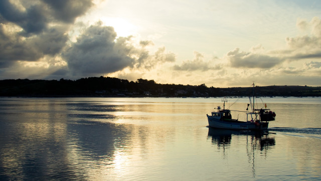 Sunset boat water clouds cityscape free wallpaper - medium preview image