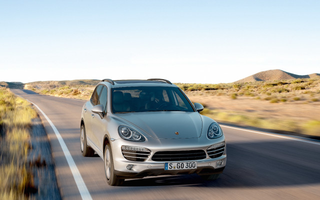 Silver porsche cayenne desert mountains free wallpaper - medium preview image