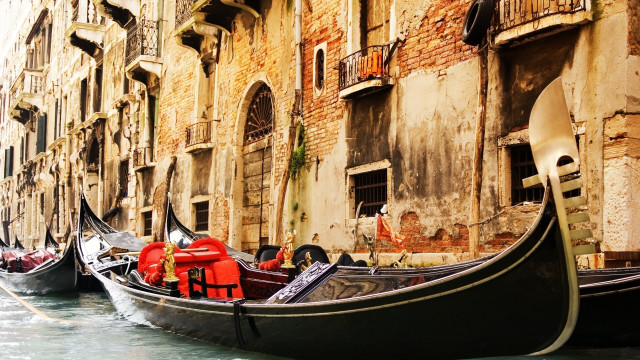 Gondola canal building balcony renaissance free wallpaper - medium preview image