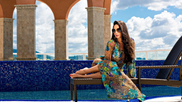 Aramenta vail fashion portrait beach free wallpaper - medium preview image