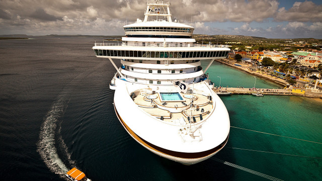 Cruise ship dock city cloud free wallpaper - medium preview image