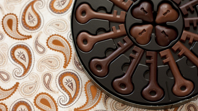 Chocolate cake bones paisley tablecloth free wallpaper - medium preview image