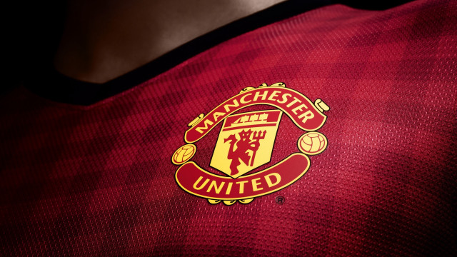 Manchester united man crest black free wallpaper - medium preview image