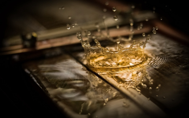 Glass crown water drops blurry free wallpaper - medium preview image