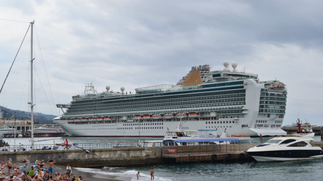 Cruise ship pier crowd tilt free wallpaper - medium preview image