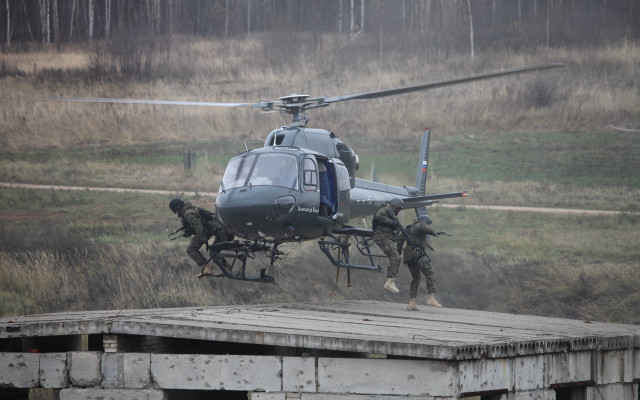 Helicopter woodland soldiers rain action free wallpaper - medium preview image