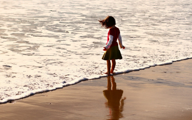 Little girl beach surfboard reflection free wallpaper - medium preview image