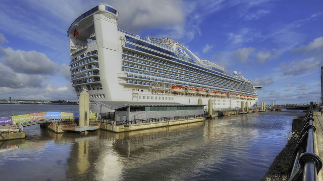 Cruise ship dock water tilt free wallpaper - medium preview image