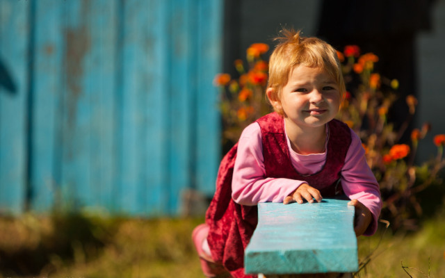 Little girl pink shirt blue free wallpaper - medium preview image