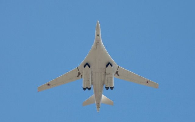 Large jetliner landing gear blue free wallpaper - medium preview image