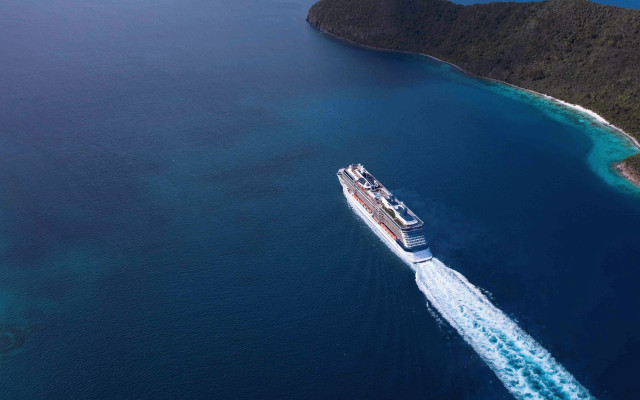 Boat island water tilt shift free wallpaper - medium preview image