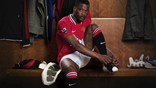 Man sitting dressing room soccer free wallpaper - medium preview image