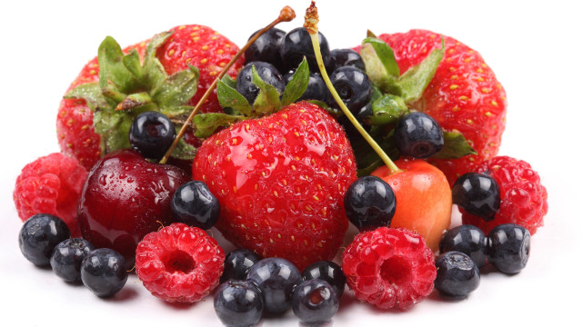 Berries strawberries leaves water drops free wallpaper - medium preview image