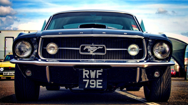 Mustang parking lot trailer photorealism free wallpaper - medium preview image